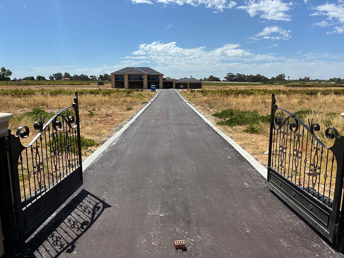 Jackson Asphalt successfully delivered a full-scope asphalt and kerbing project at this amazing property in Caversham in February 2026.
