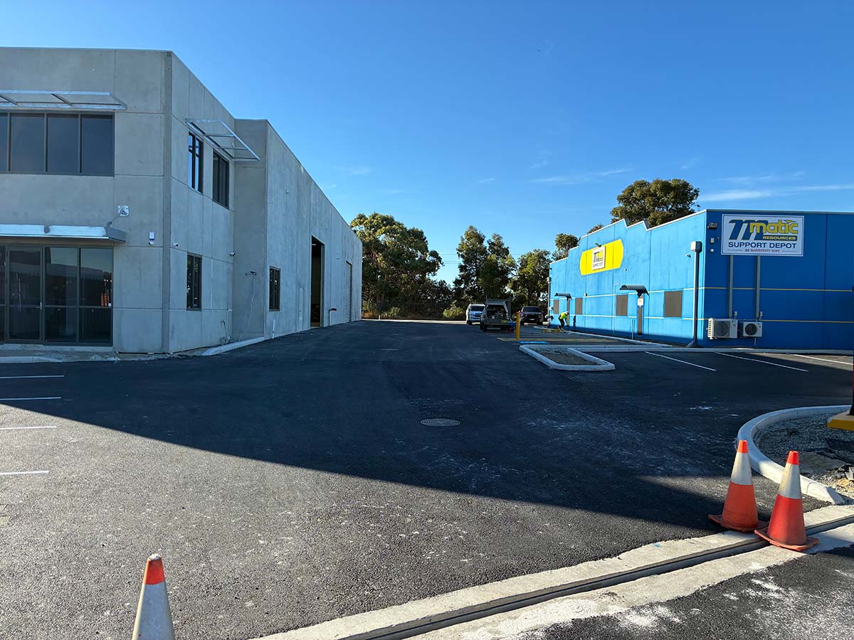 Jackson Asphalt recently completed a full-scope asphalt and kerbing project for Matic Transport in Bibra Lake, delivered on behalf of Buildcom Constructions.